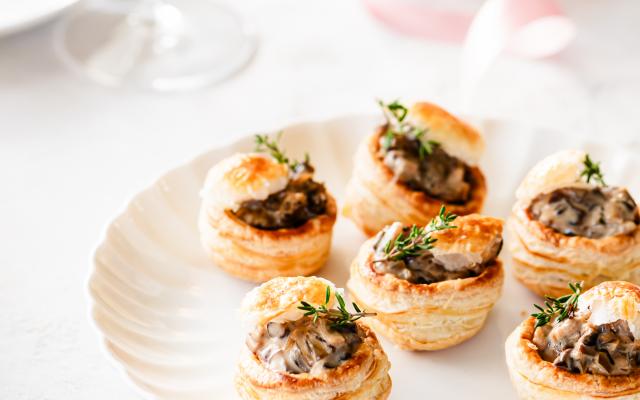 Bladerdeegkuipjes met romige champignon-kruidensaus