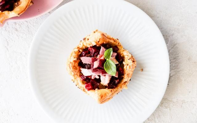 Bladerdeegkuipjes met gerookte eend en rode biet