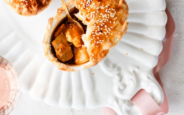 Kipcurry-pie met pastinaak en prei