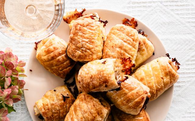 Worstenbroodjes met kip, brie en veenbessen