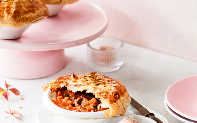 Oosters wildstoofpotje met bladerdeegdakje