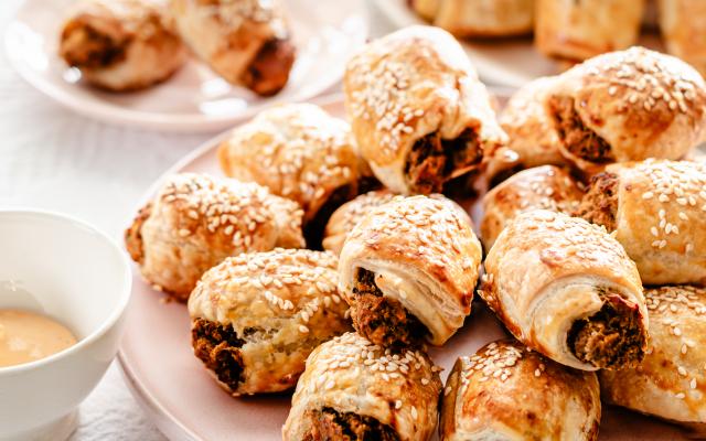 Worstenbroodjes met champignons en kikkererwten