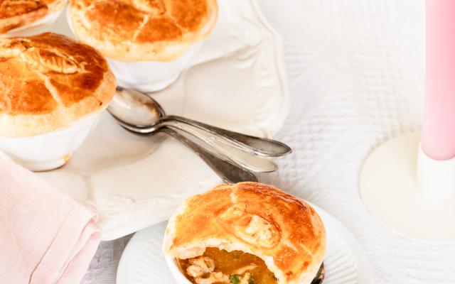 Vissoepje met bisque onder een bladerdeegdakje