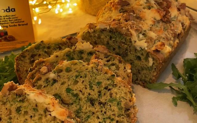 Hartige cake met rucola en walnoten