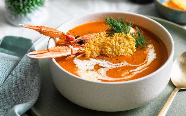 Kreeftenbisque met parmezaankoekje