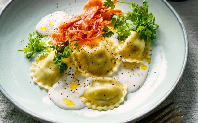 Ravioli met witte saus en krokantje van ham
