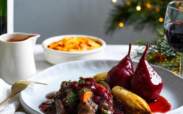 Wildstoofpotje met witloof, peertjes en aardappelgratin