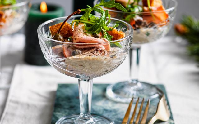 Vitello tonnato met rucola en knoflookcroutons