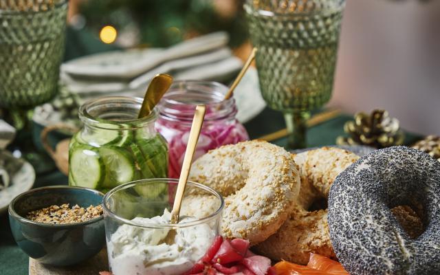 Smørrebrødbagels met gepekelde groenten