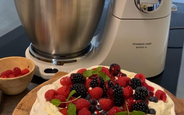 Pavlova aux fruits rouges et à la crème fouettée
