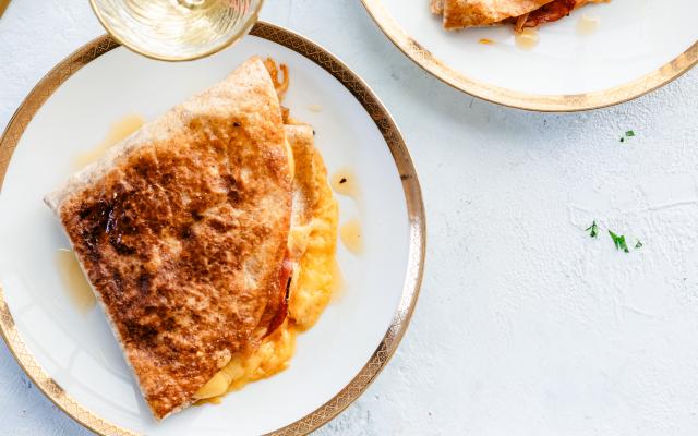 Quesadilla met ui, chorizo en kaas