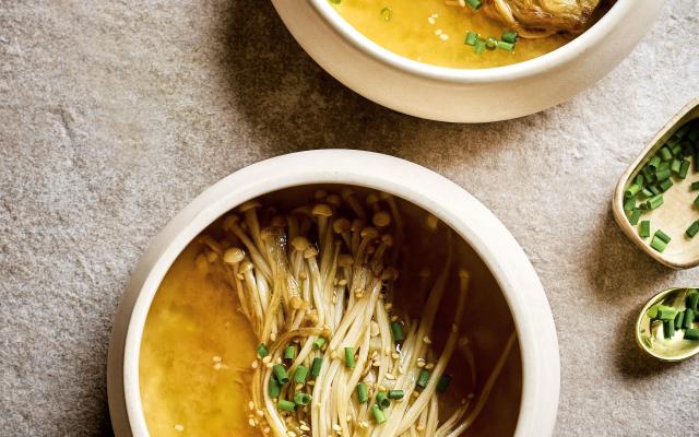 Soupe miso-gingembre aux enokis