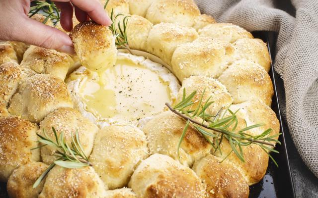 Couronne de pain et camembert coulant