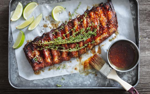 Ribs caramélisés, pommes de terre et sauce barbecue