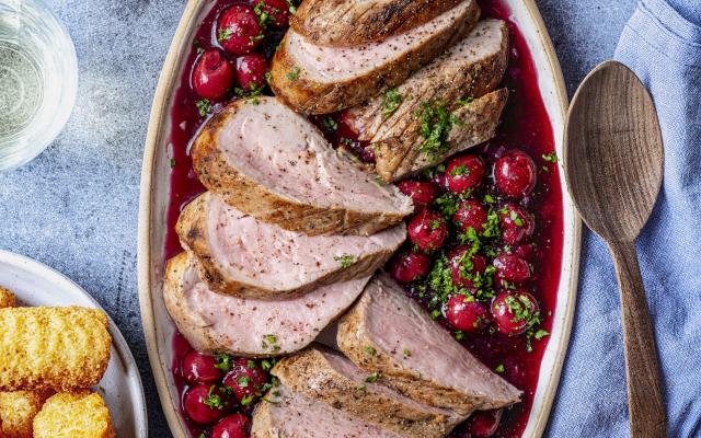 Varkenshaasje met warme kersensaus