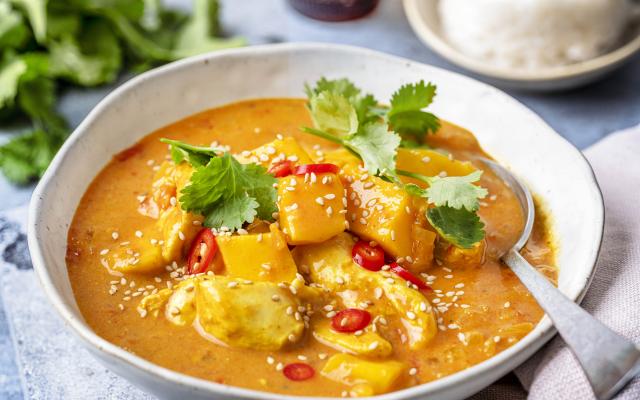 Kipcurry met mango en kokosmelk