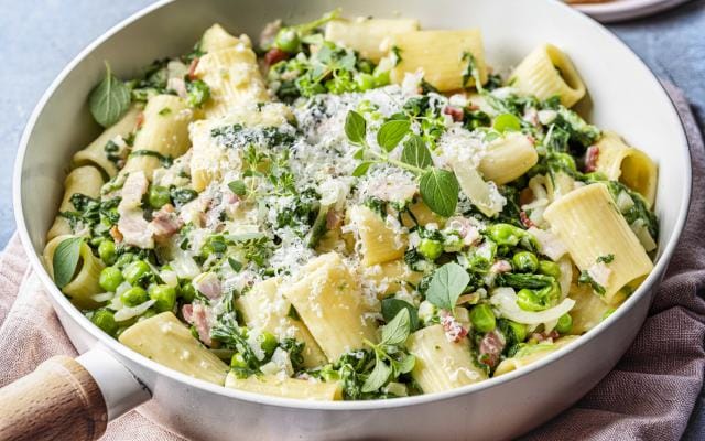 Pasta met spinazieroomsaus en erwtjes
