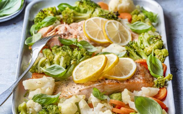 Traybake met zalm en groentemix