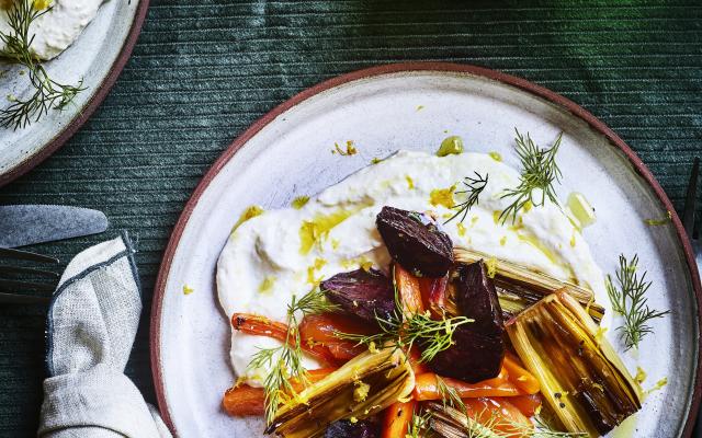 Geroosterde rode biet, wortel en prei met mierikswortel