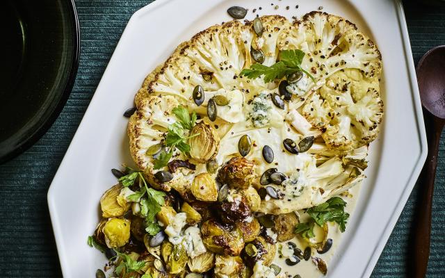 Bloemkool en spruitjes met blauwe kaas