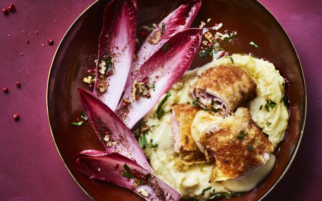 Cordon bleu met smeuïge aardappelpuree en roodlofsalade