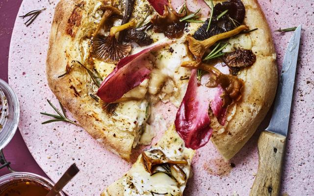 Pizza met taleggio, roodlof, cantharellen en rozemarijn