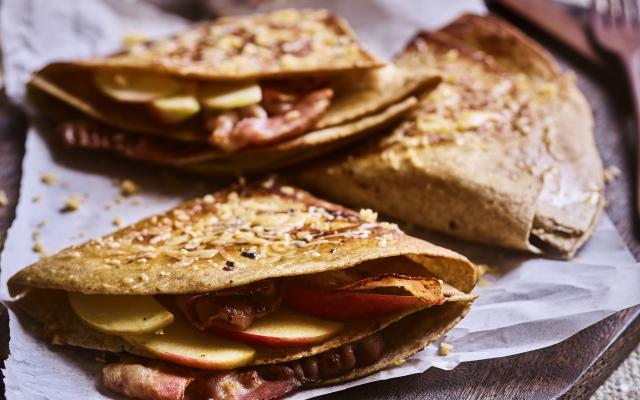 Quesadilla met oude kaas, spek en appel