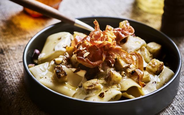 Pasta met knolselder, pancetta en hazelnoten