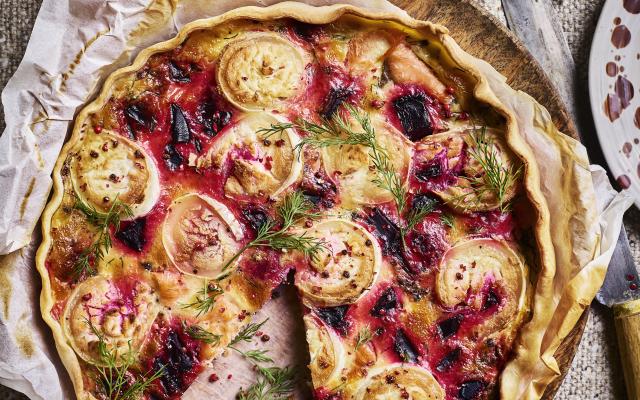 Quiche met gerookte zalm, rode biet en geitenkaas