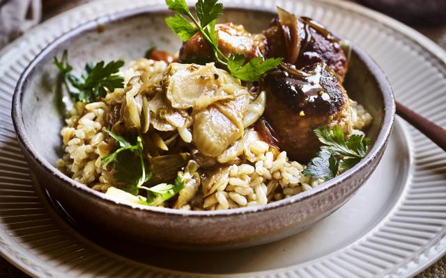 Rijstbowl met witloof, gehaktballetjes en saus van Luikse siroop