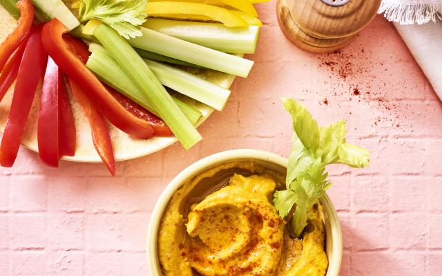 Wortelhummus met groentestengels