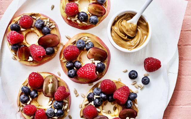 Appelplakjes met pindakaas en vers fruit