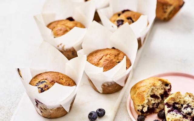 Bananenbroodmuffins met blauwe bessen