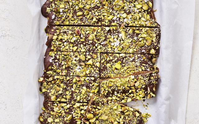 Dadelrepen met pure chocolade en pistache