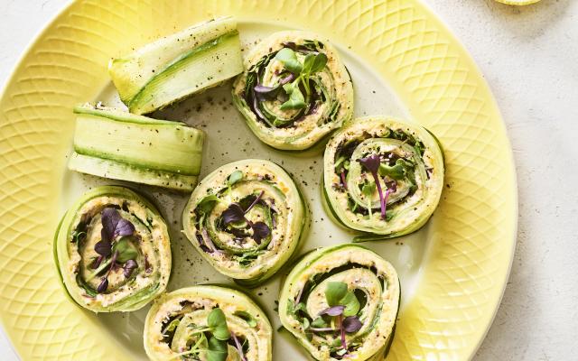 Komkommerwieltjes met pompoen-makreeldip