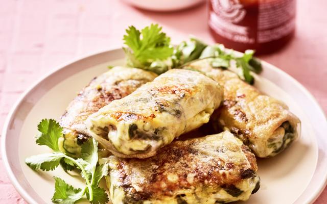 Krokante springrolls met ei en spinazie