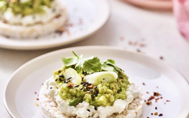 Rijstcrackers met cottage cheese en avocado