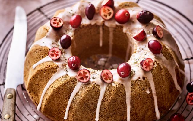 Tulbandcake met gedroogde cranberry’s en sinaasappel-tijmglazuur
