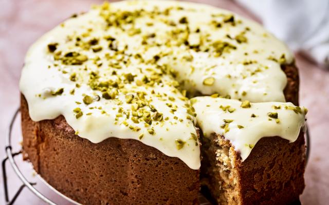 Wortelcake met kaneel, nootmuskaat en pistache