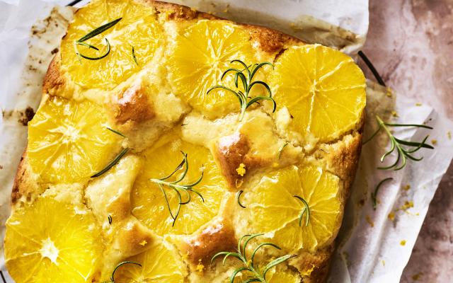 Yoghurtcake met sinaasappel, gember en rozemarijn