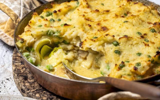 Kipgratin met knolselderpuree en erwtjes