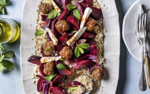 Bloemkoolcouscous met geroosterde rode biet, feta en lamsgehaktballetjes