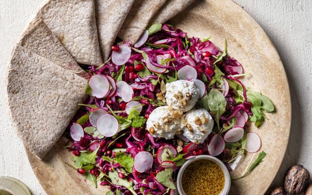 Winterse rodekoolsalade met mandarijnvinaigrette