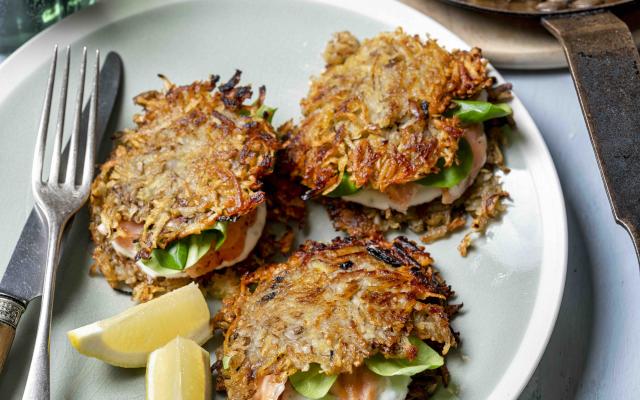 Aardpeer-aardappel­koekjes met zalm