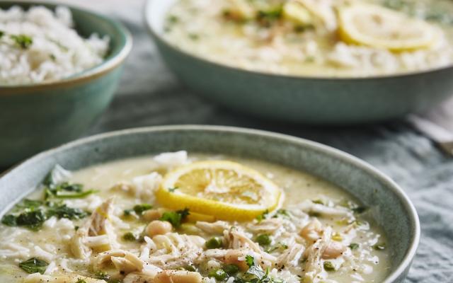 Kippensoep met rijst, erwtjes en cannellinibonen