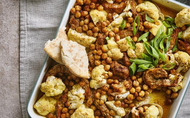 Pita op de bakplaat met krokante kikkererwten en bloemkool