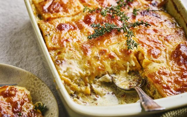 Prei-kipgratin met een korstje van pompoenplakjes