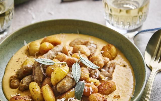 Krokante gnocchi in pompoensaus met worstjesvlees en witte bonen
