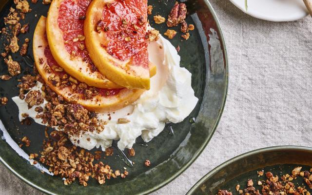 Gegrilde pompelmoes met yoghurt en pecannotengranola