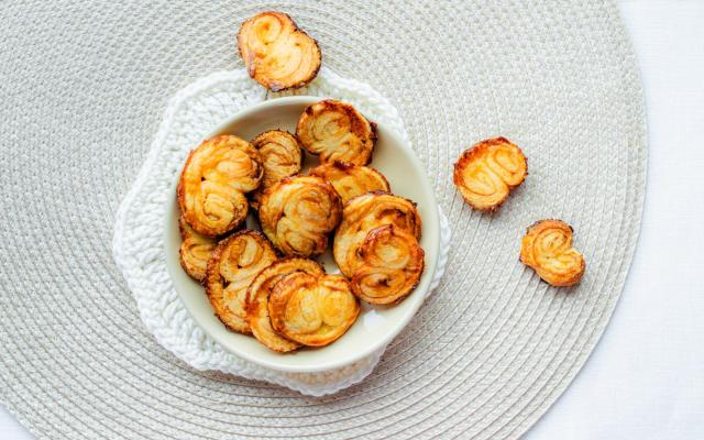 Knapperige bladerdeegkoekjes (palmiers)